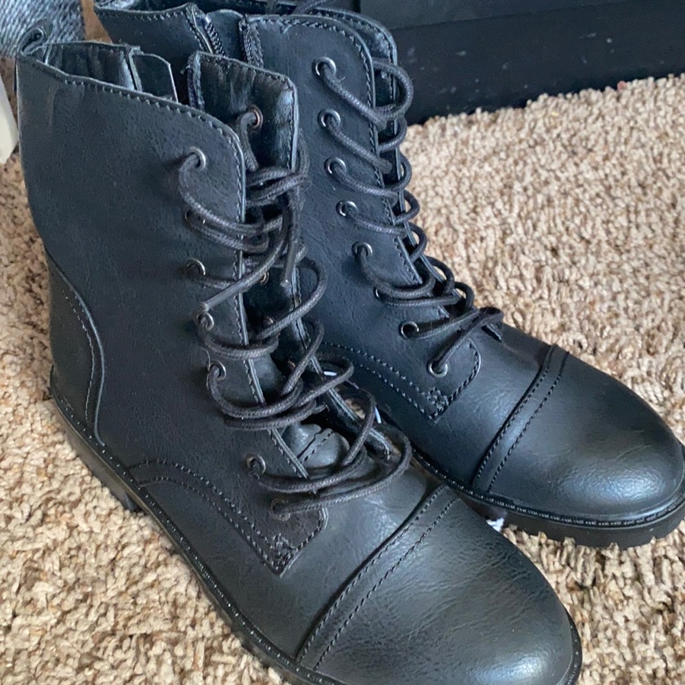 Black universal thread size 9.5 boots